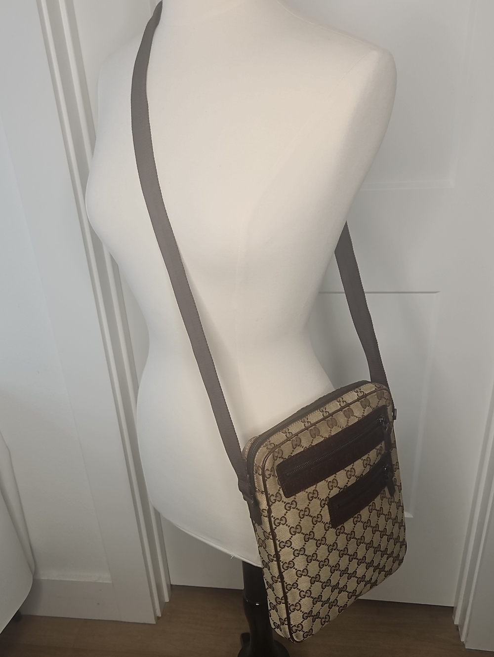 Authentic Gucci GG Supreme Canvas Messenger Crossbody Bag Beige Brown
